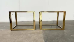Tables d'appoint cube en laiton et verre à la française Hollywood Regency de Maison Charles, années 1970, lot de 2