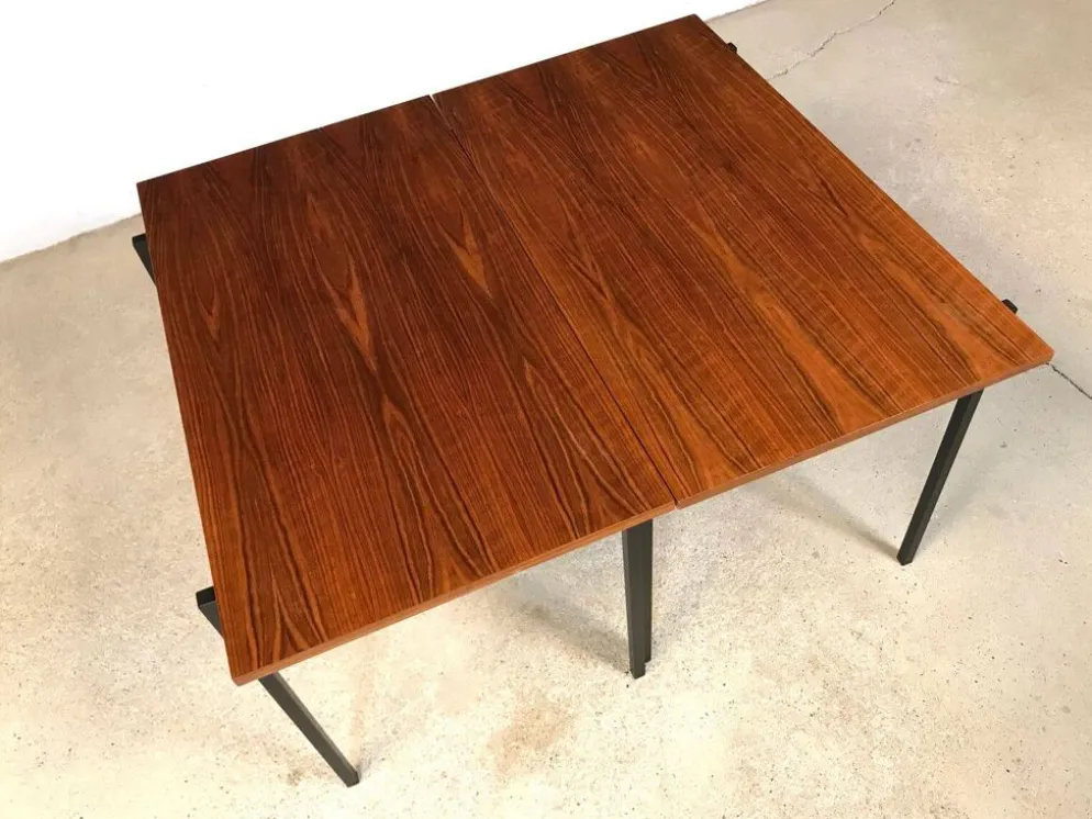 Tables d'appoint empilables en noyer et acier minimalistes, années 1960, ensemble de 2