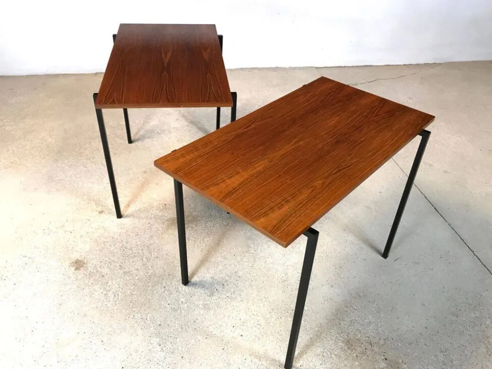 Tables d'appoint empilables en noyer et acier minimalistes, années 1960, ensemble de 2