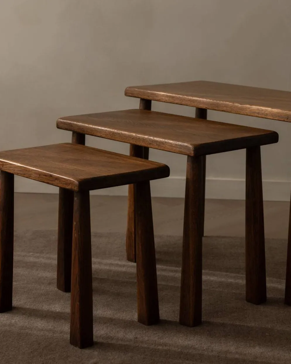 Tables d'appoint en chêne vintage (ensemble de 3) – Tables latérales rustiques modernistes, années 1970