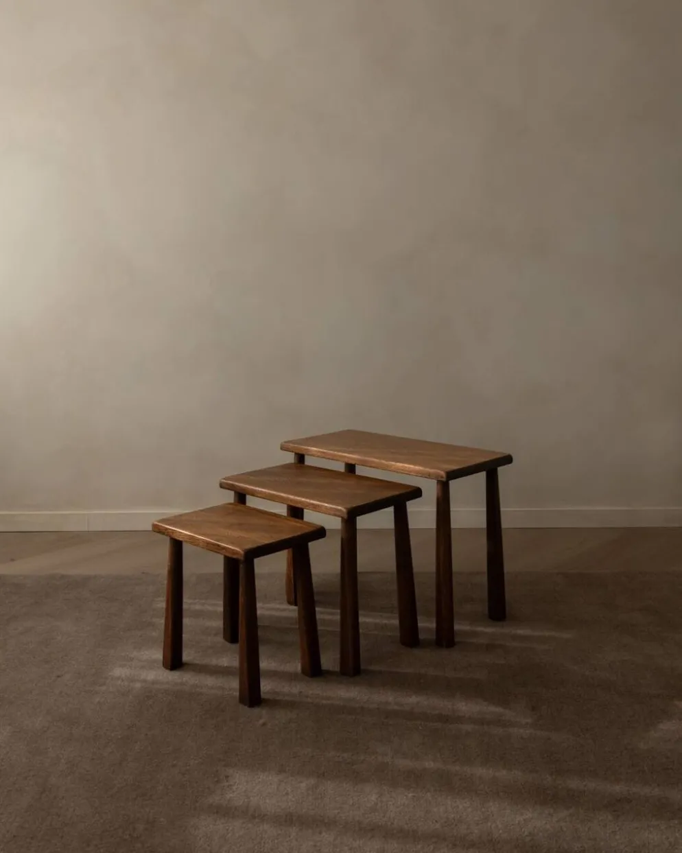 Tables d'appoint en chêne vintage (ensemble de 3) – Tables latérales rustiques modernistes, années 1970