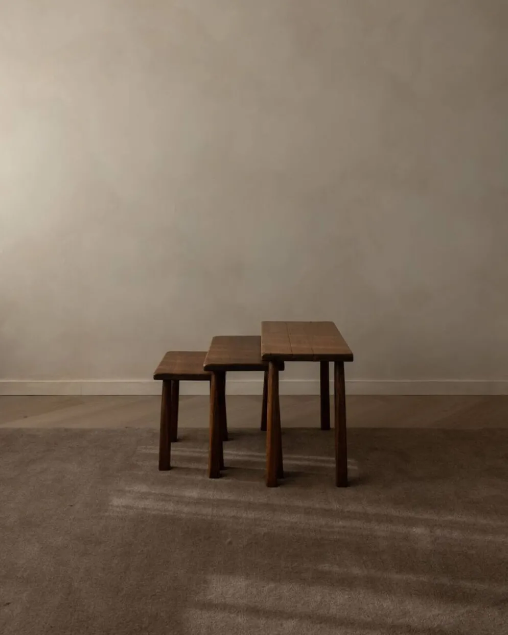 Tables d'appoint en chêne vintage (ensemble de 3) – Tables latérales rustiques modernistes, années 1970