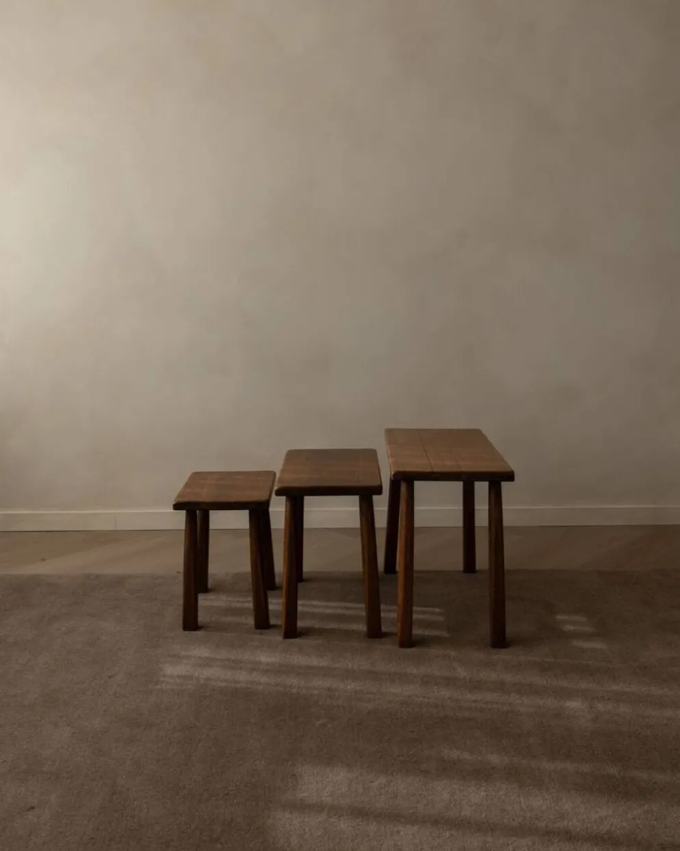 Tables d'appoint en chêne vintage (ensemble de 3) – Tables latérales rustiques modernistes, années 1970
