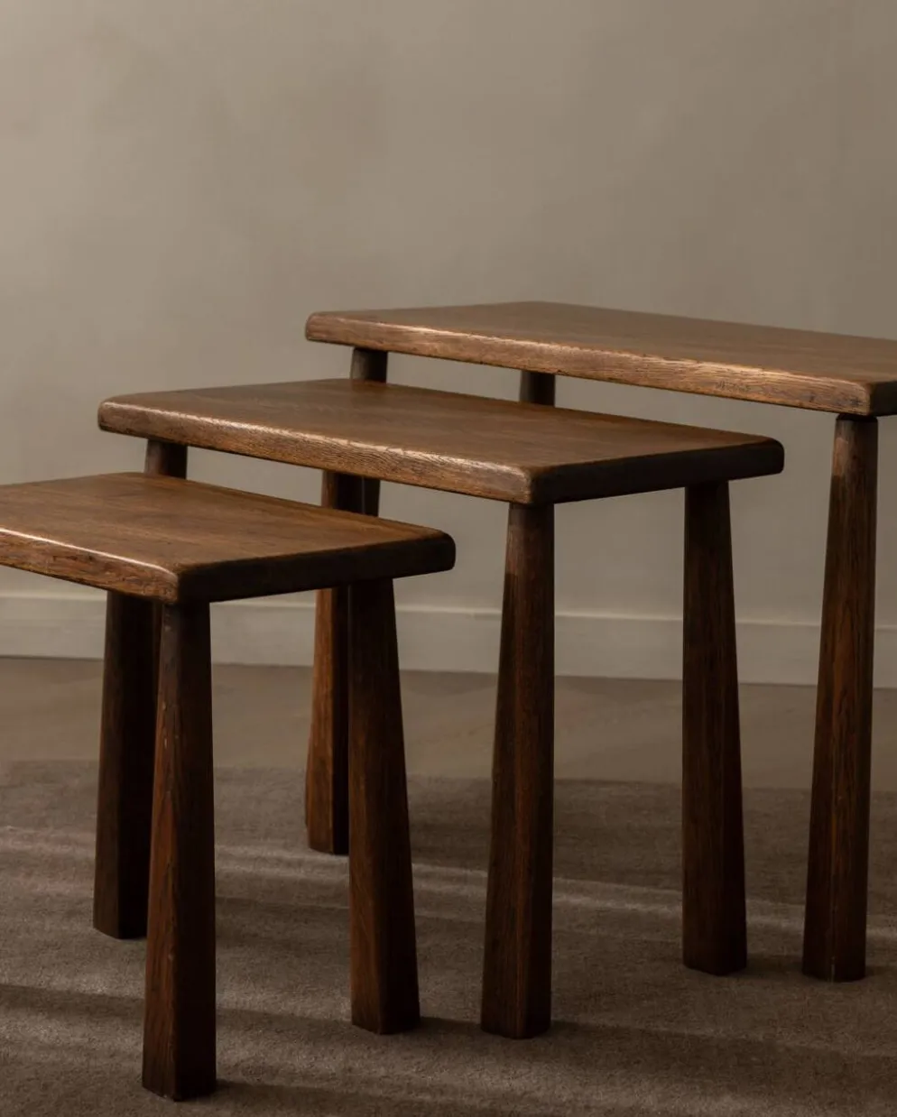 Tables d'appoint en chêne vintage (ensemble de 3) – Tables latérales rustiques modernistes, années 1970
