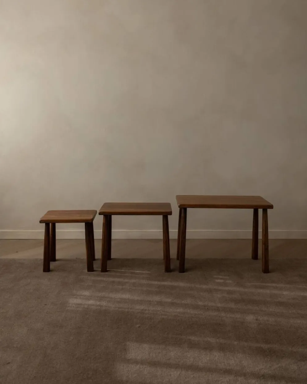Tables d'appoint en chêne vintage (ensemble de 3) – Tables latérales rustiques modernistes, années 1970