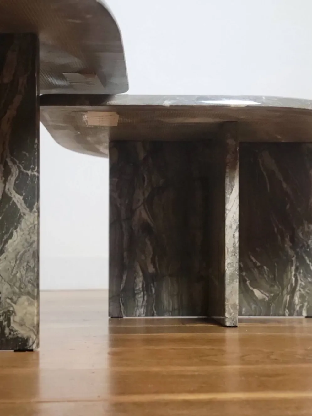 Tables d'appoint en marbre organiquement façonnées, Allemagne 1970