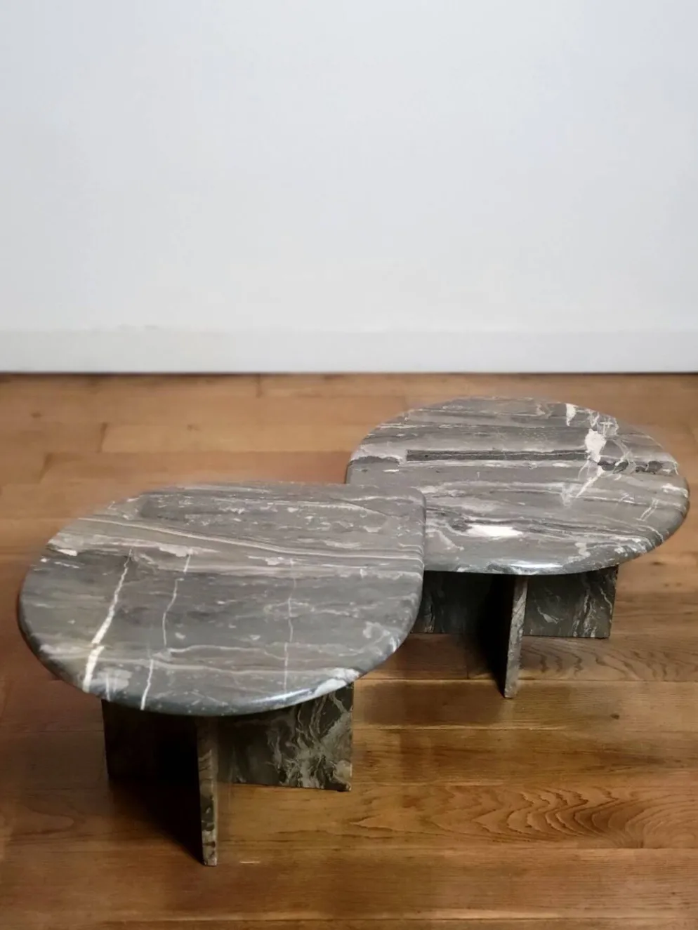 Tables d'appoint en marbre organiquement façonnées, Allemagne 1970