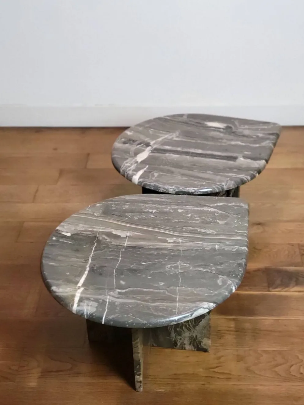 Tables d'appoint en marbre organiquement façonnées, Allemagne 1970