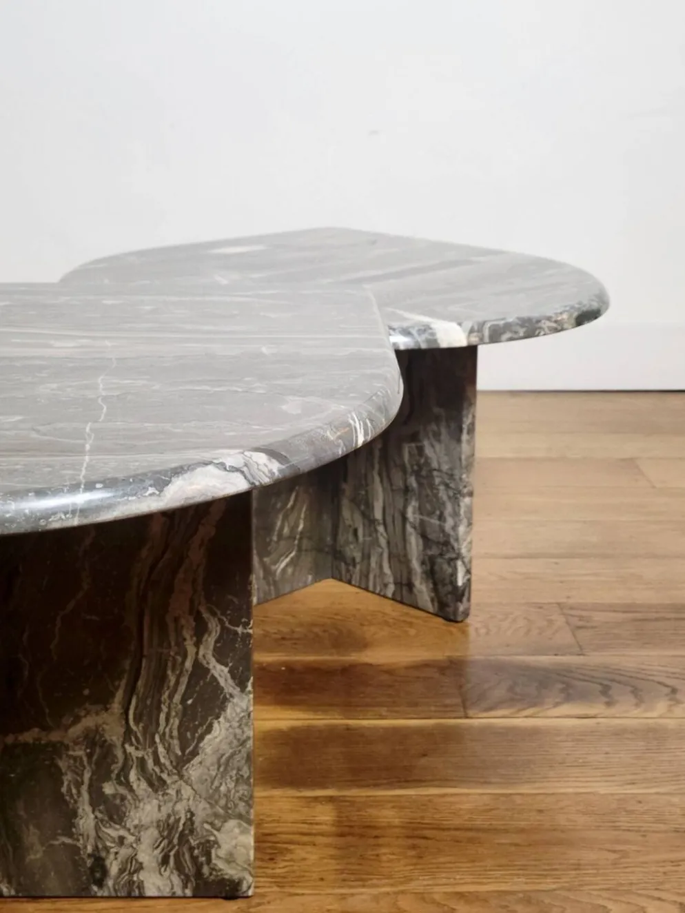 Tables d'appoint en marbre organiquement façonnées, Allemagne 1970