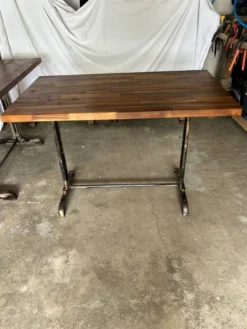 Tables de bistrot en fonte