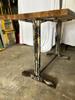 Tables de bistrot en fonte