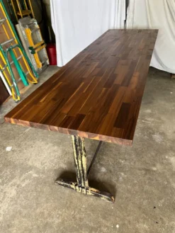 Tables de bistrot en fonte