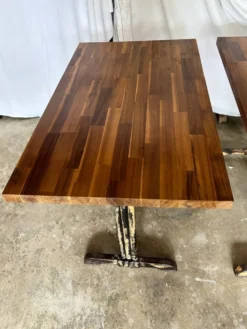 Tables de bistrot en fonte