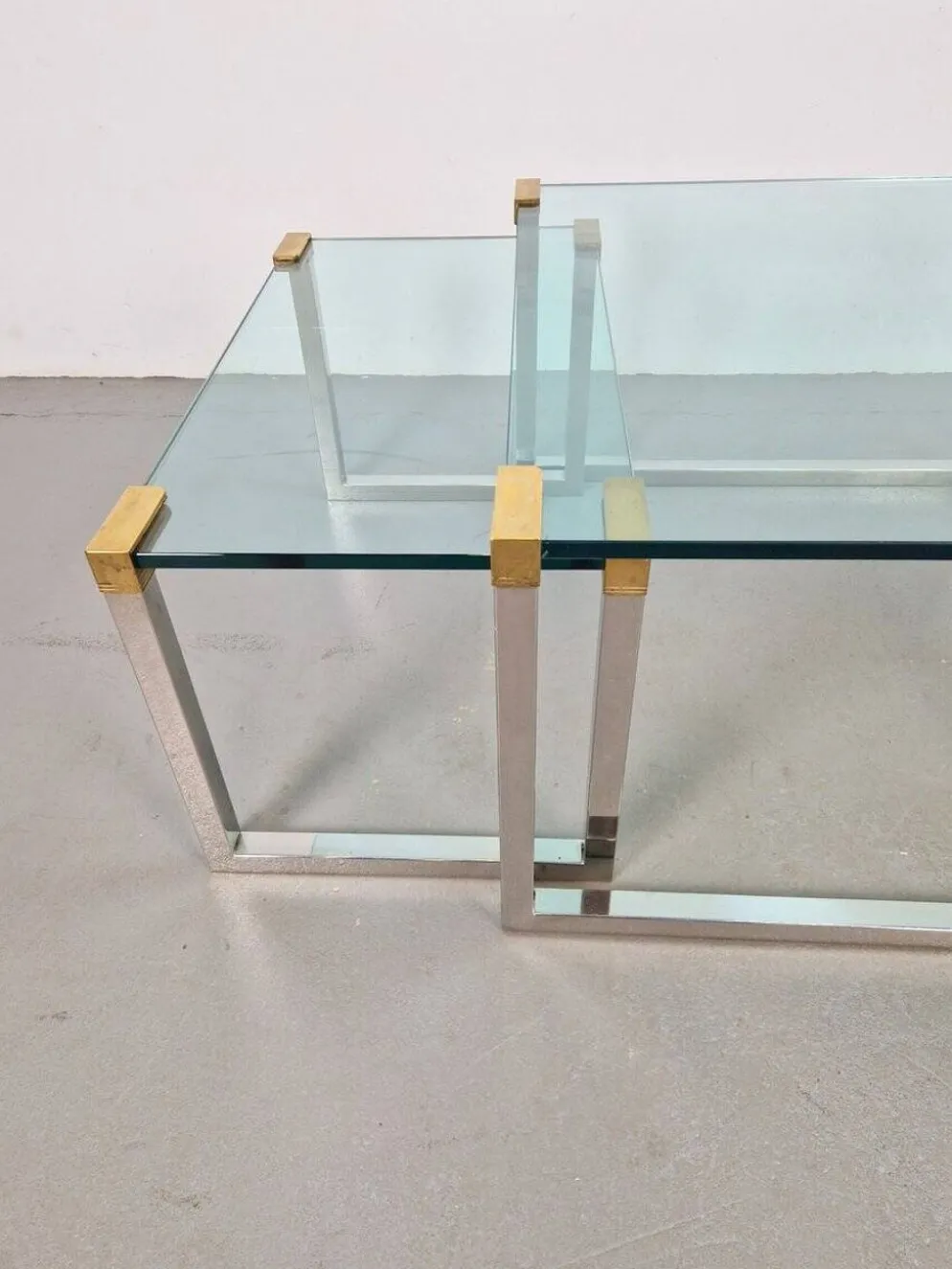 Tables de café et d'appoint T53 en laiton et verre par Peter Ghyczy, années 1970, ensemble de 3.