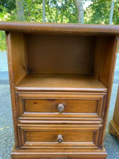 2 tables de chevet en pin massif style Louis XIV