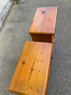 2 tables de chevet en pin massif style Louis XIV