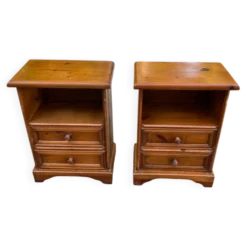 2 tables de chevet en pin massif style Louis XIV