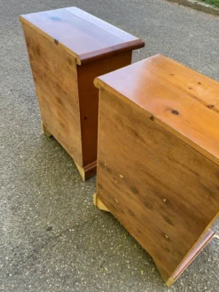 2 tables de chevet en pin massif style Louis XIV