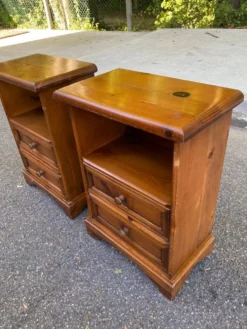 2 tables de chevet en pin massif style Louis XIV