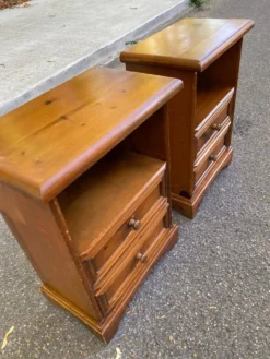 2 tables de chevet en pin massif style Louis XIV