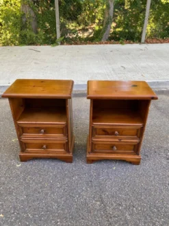 2 tables de chevet en pin massif style Louis XIV