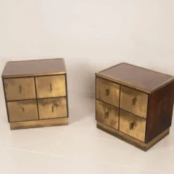 Tables de nuit Bagdad en noyer italien frisé Aldo Frigerio et laiton doré laminé.
