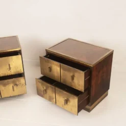 Tables de nuit Bagdad en noyer italien frisé Aldo Frigerio et laiton doré laminé.