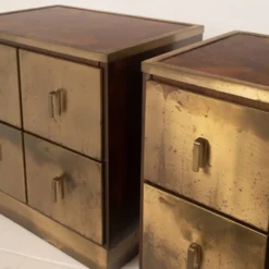 Tables de nuit Bagdad en noyer italien frisé Aldo Frigerio et laiton doré laminé.