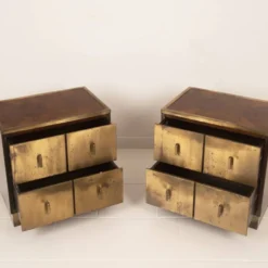 Tables de nuit Bagdad en noyer italien frisé Aldo Frigerio et laiton doré laminé.