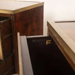 Tables de nuit Bagdad en noyer italien frisé Aldo Frigerio et laiton doré laminé.