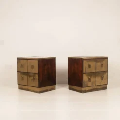 Tables de nuit Bagdad en noyer italien frisé Aldo Frigerio et laiton doré laminé.