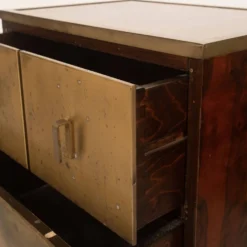 Tables de nuit Bagdad en noyer italien frisé Aldo Frigerio et laiton doré laminé.
