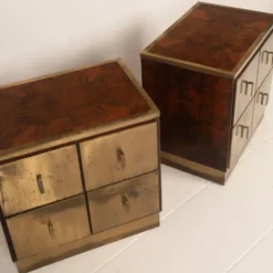 Tables de nuit Bagdad en noyer italien frisé Aldo Frigerio et laiton doré laminé.