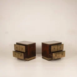 Tables de nuit Bagdad en noyer italien frisé Aldo Frigerio et laiton doré laminé.