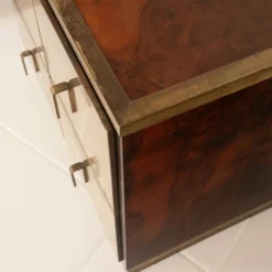 Tables de nuit Bagdad en noyer italien frisé Aldo Frigerio et laiton doré laminé.