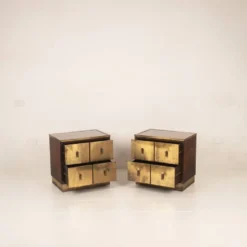 Tables de nuit Bagdad en noyer italien frisé Aldo Frigerio et laiton doré laminé.