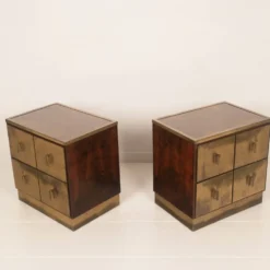 Tables de nuit Bagdad en noyer italien frisé Aldo Frigerio et laiton doré laminé.