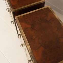 Tables de nuit Bagdad en noyer italien frisé Aldo Frigerio et laiton doré laminé.