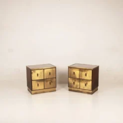 Tables de nuit Bagdad en noyer italien frisé Aldo Frigerio et laiton doré laminé.