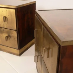 Tables de nuit Bagdad en noyer italien frisé Aldo Frigerio et laiton doré laminé.