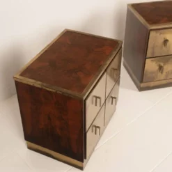 Tables de nuit Bagdad en noyer italien frisé Aldo Frigerio et laiton doré laminé.