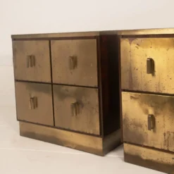 Tables de nuit Bagdad en noyer italien frisé Aldo Frigerio et laiton doré laminé.