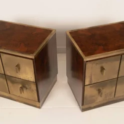 Tables de nuit Bagdad en noyer italien frisé Aldo Frigerio et laiton doré laminé.