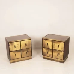 Tables de nuit Bagdad en noyer italien frisé Aldo Frigerio et laiton doré laminé.