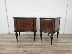 Tables de nuit en noyer de la décennie 1960 avec des dessus en verre.