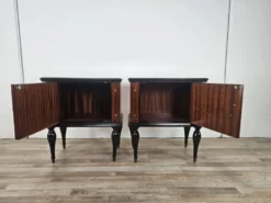 Tables de nuit en noyer de la décennie 1960 avec des dessus en verre.