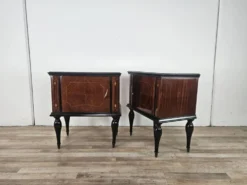 Tables de nuit en noyer de la décennie 1960 avec des dessus en verre.