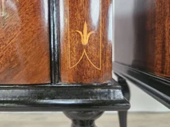 Tables de nuit en noyer de la décennie 1960 avec des dessus en verre.