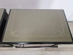 Tables de nuit en noyer de la décennie 1960 avec des dessus en verre.
