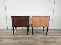 Tables de nuit en noyer de la décennie 1960 avec des dessus en verre.